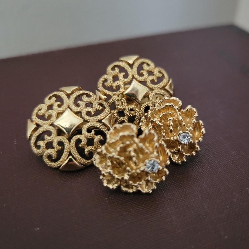 Vintage‎ Avon Gold Tone Filigree & Floral Rhinestone Clip On Earrings Set 70s